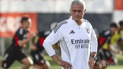 梅西剃须焕新颜，重现10岁少年风采